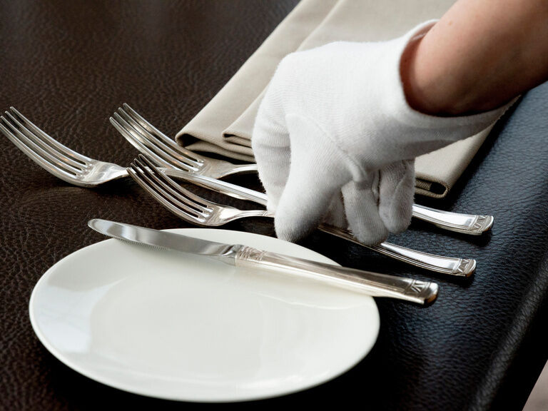 Besteck wird poliert