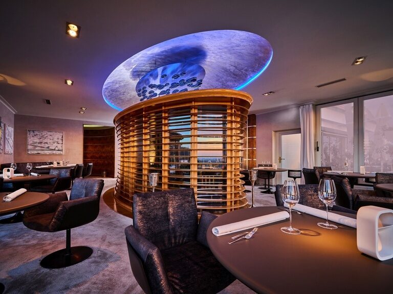 Das Restaurant ist stilvoll und elegant eingerichtet und mit viel Liebe ins moderne Konzept und verschiedener stimmungsvoller Lichtquellen arrangiert.