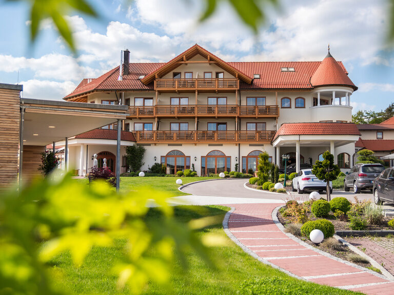 Die sommerliche Aussenansicht des Wellnesshotel Der Birkenhof bei Sonnenschein.